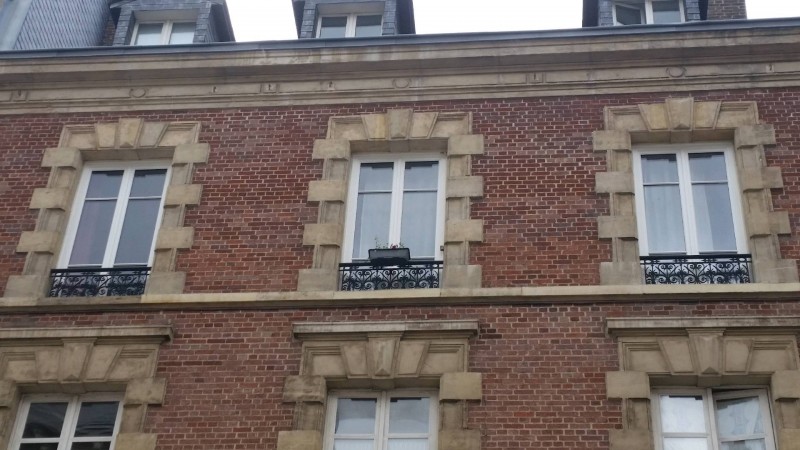 Pose de fenêtres en bois Atulam dans un immeuble d'habitation à Rouen, place du vieux marché.