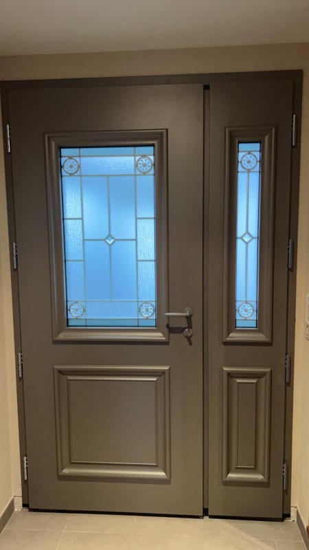 Porte d'entree en Aluminium avec une tierce posée proche du Neubourg par Leroy Fermetures 27.