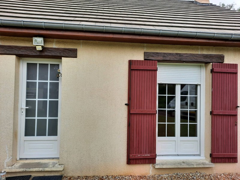 Remplacement fenêtres bois par du pvc blanc oscillo battant avec petits bois Oknoplast sur conches en Ouche par Leroy Fermetures (27)