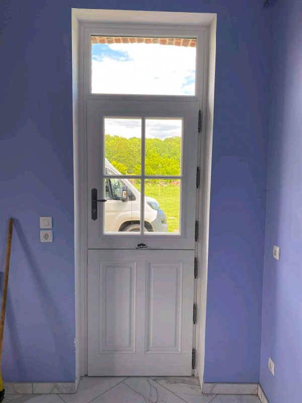 Une nouvelle réalisation proche de Bourgtheroulde par Leroy Fermetures (27) Le Neubourg pour une pose de Porte d'entrée Bois style Fermière de la Marque Atulam.