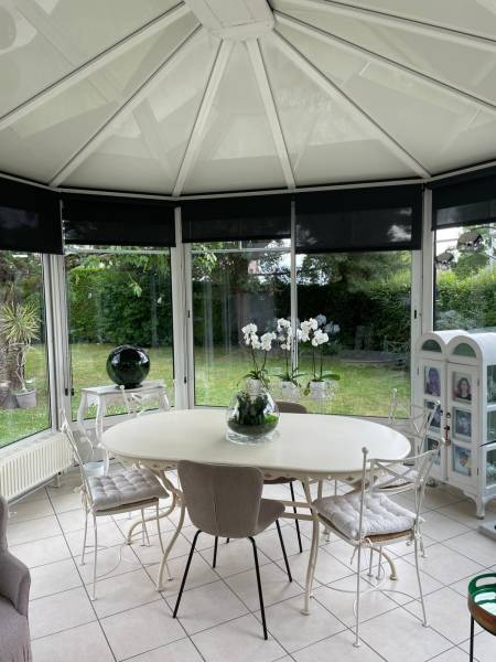 Pose de stores intérieurs noirs pour véranda à Crestot