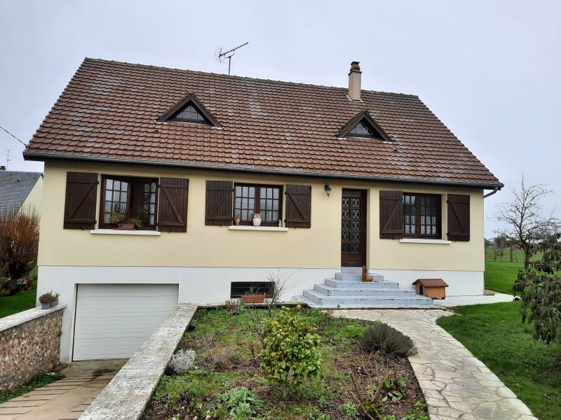 Porte d'entrée de Bel'm en acier avec ce beau vitrage posé proche de conches en ouche 27190 par Leroy Fermetures de Le Neubourg 27.