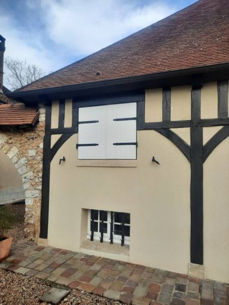 Détail de la quincaillerie noire sur volet battant aluminium à Ecquetot