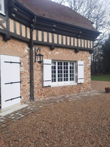 Précadre en aluminium brun gris sur façade à Ecquetot 