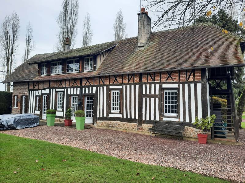 Menuiseries bois SYBAIE blanches maison normande à Beaumont-le-Roger LEROY FERMETURES