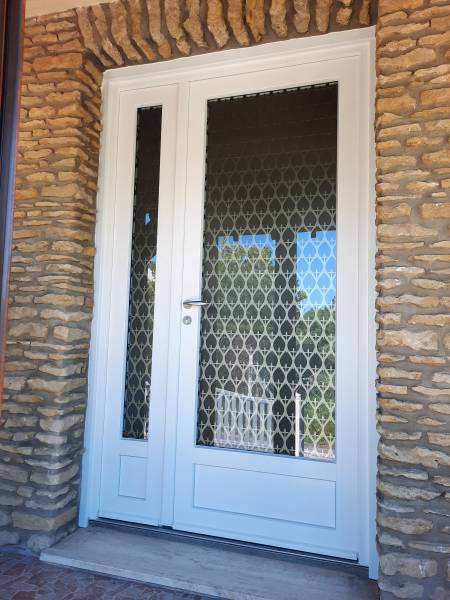     Menuiseries aluminium et porte PVC haute performance installées par LEROY FERMETURES à Louviers