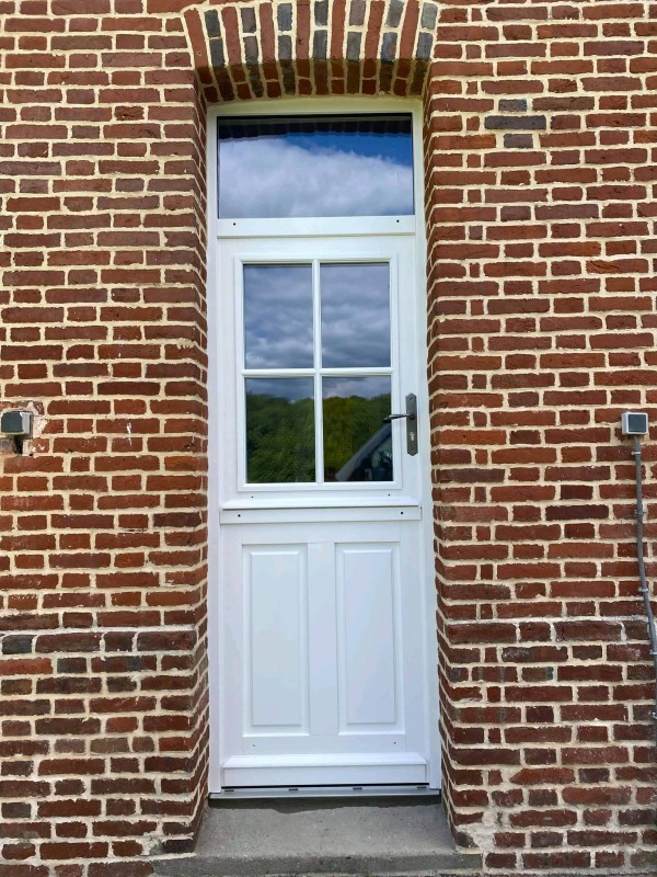 Une nouvelle réalisation proche de Bourgtheroulde par Leroy Fermetures (27) Le Neubourg pour une pose de Porte d'entrée Bois style Fermière de la Marque Atulam.