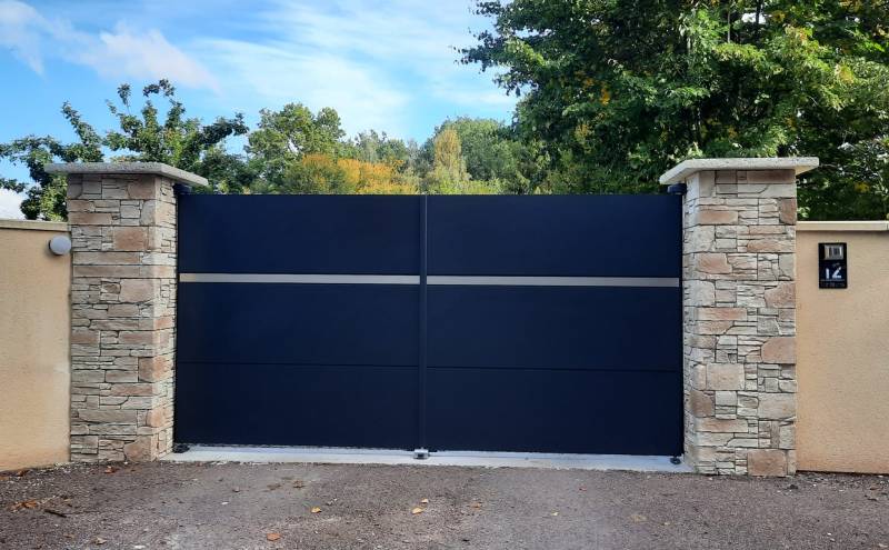 Pose portail aluminium sur-mesure au Neubourg avec motorisation SOMFY