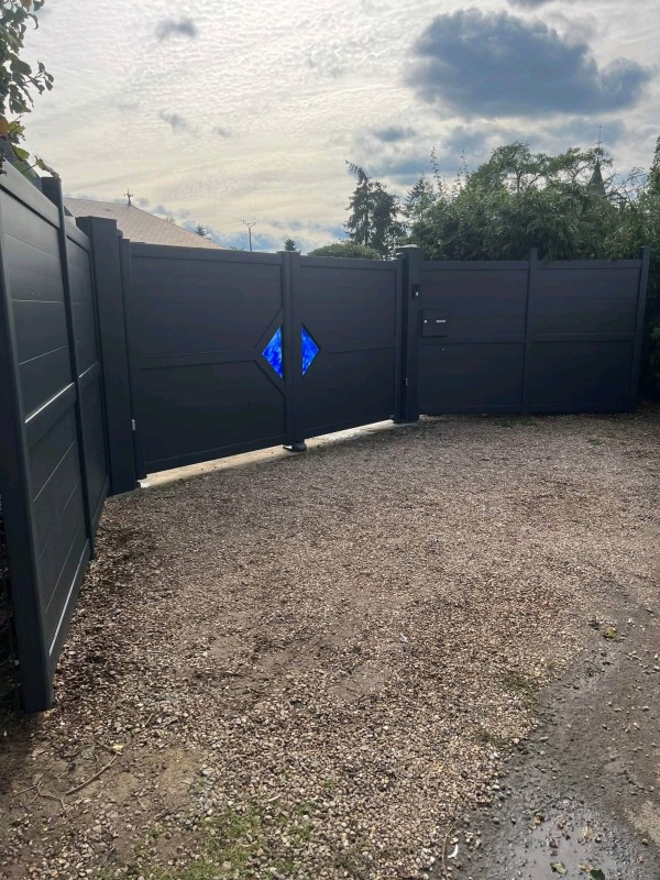 Fournitures et pose d'un nouveau portail en aluminium de chez Art et Portail monté par Leroy Fermetures 27110 sur la commune de Beaumont le Roger 27170.