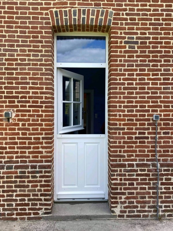 Une nouvelle réalisation proche de Bourgtheroulde par Leroy Fermetures (27) Le Neubourg pour une pose de Porte d'entrée Bois style Fermière de la Marque Atulam.