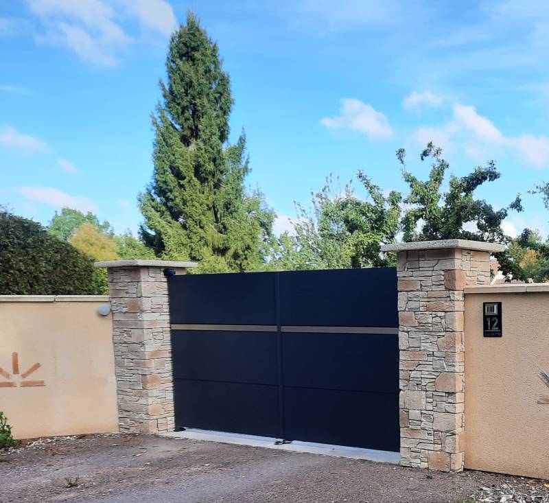 Portail aluminium sur-mesure avec butée inox et joint sécurité au Neubourg