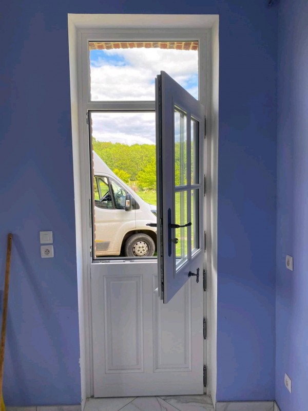 Une nouvelle réalisation proche de Bourgtheroulde par Leroy Fermetures (27) Le Neubourg pour une pose de Porte d'entrée Bois style Fermière de la Marque Atulam.