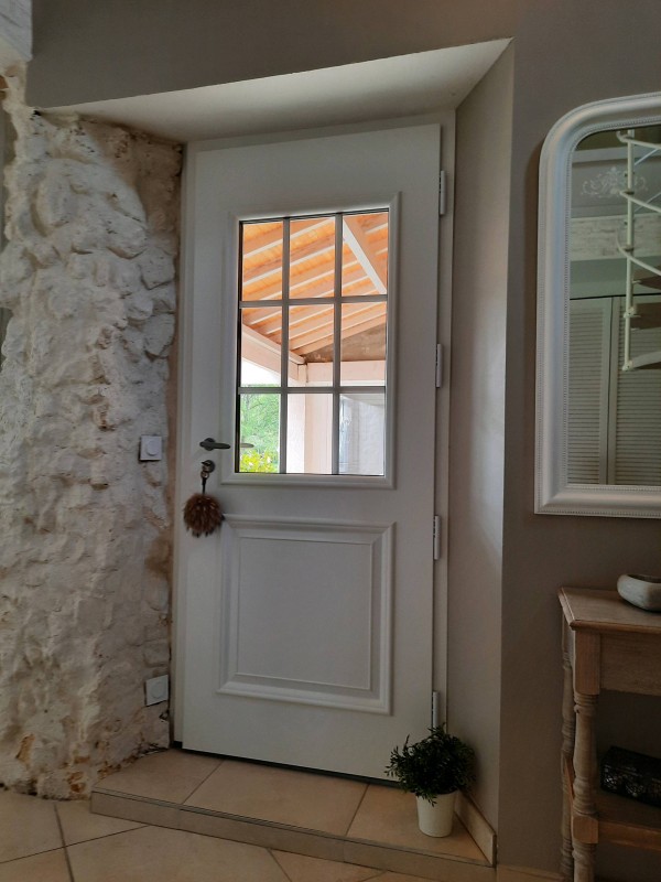 Jolie porte d'entrée Bel'm en aluminium pour cette belle maison normande posé par Leroy Fermetures du Neubourg.