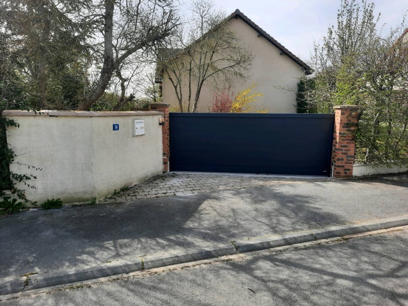 Installation d'un portail coulissant avec moteur Nice sur Evreux par Leroy Fermetures