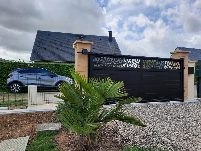 Nouvelle réalisation de Leroy Fermetures pour la fourniture et pose d'un joli portail coulissant noir foncé Texturé Ral 9005 en Aluminium à Combon (27) proche de Le Neubourg.