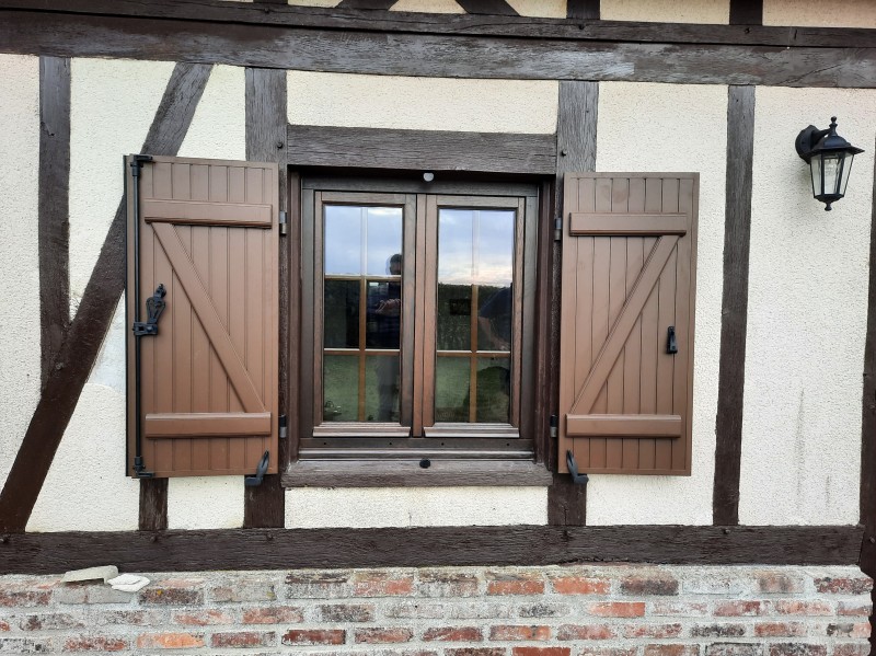 Pose de menuiseries bois pour cette petite maison Normande proche du Neubourg (27110) par Leroy Fermetures