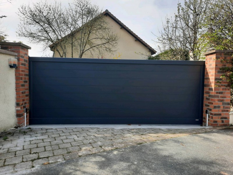 Installation d'un portail coulissant avec moteur Nice sur Evreux par Leroy Fermetures