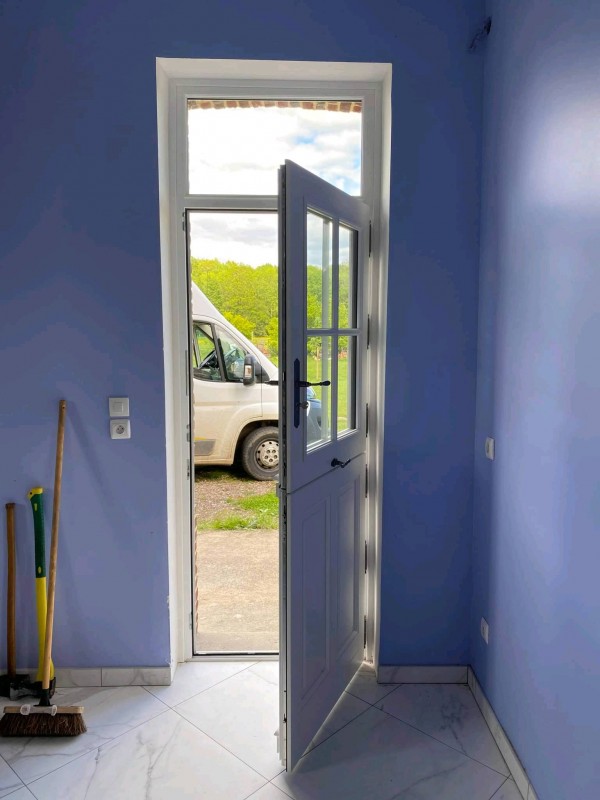 Une nouvelle réalisation proche de Bourgtheroulde par Leroy Fermetures (27) Le Neubourg pour une pose de Porte d'entrée Bois style Fermière de la Marque Atulam.