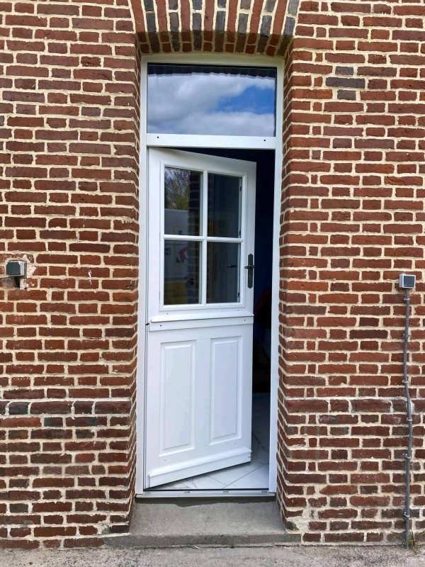 Une nouvelle réalisation proche de Bourgtheroulde par Leroy Fermetures (27) Le Neubourg pour une pose de Porte d'entrée Bois style Fermière de la Marque Atulam.