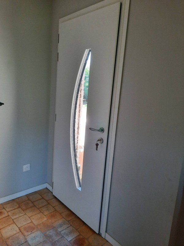 Nouvelle porte d'entrée pour cette belle maison près de Bernay