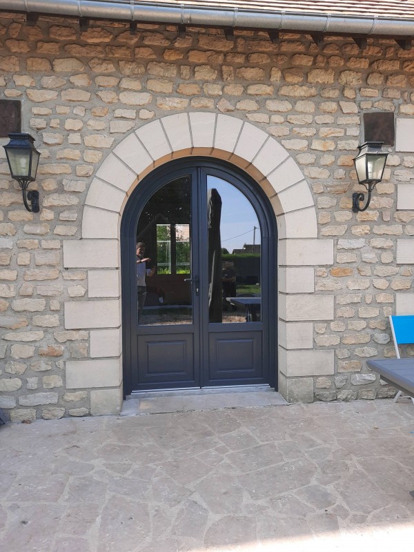 Remplacement menuiseries bois pour des menuiseries PVC avec double vitrage sur le plateau de Le Neubourg à Crestot par Leroy Fermetures (27)