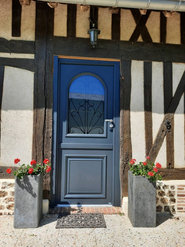 Porte d'entrée  - Isolation Service - Menuiserie,  pose de fenêtres PVC, Bois, aluminium à Nassandres en Normandie (27) par Leroy Fermeture.