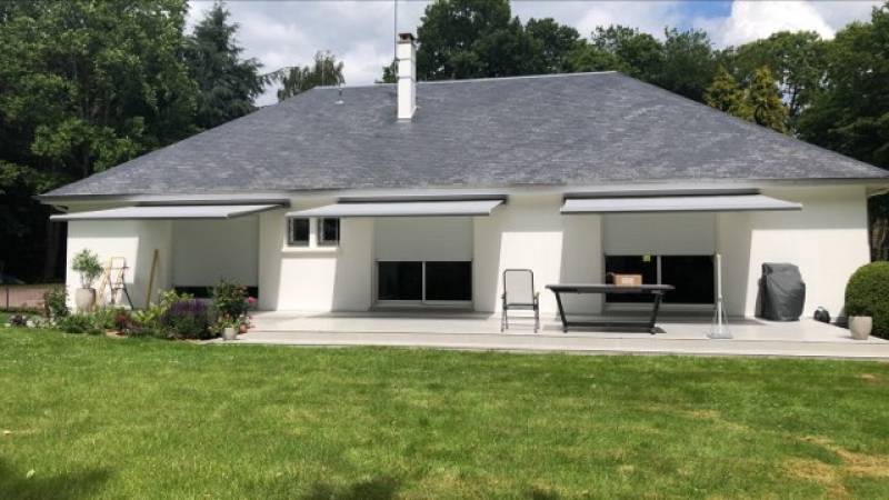 Installateur pour poser un stores sur-mesure pour vos baie vitrée à beaumont le roger 27 par leroy fermetures du Neubourg