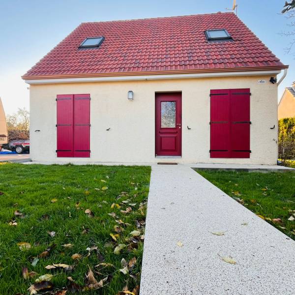 Installation de volets battants aluminium rouge sur mesure à Crestot par LEROY FERMETURES