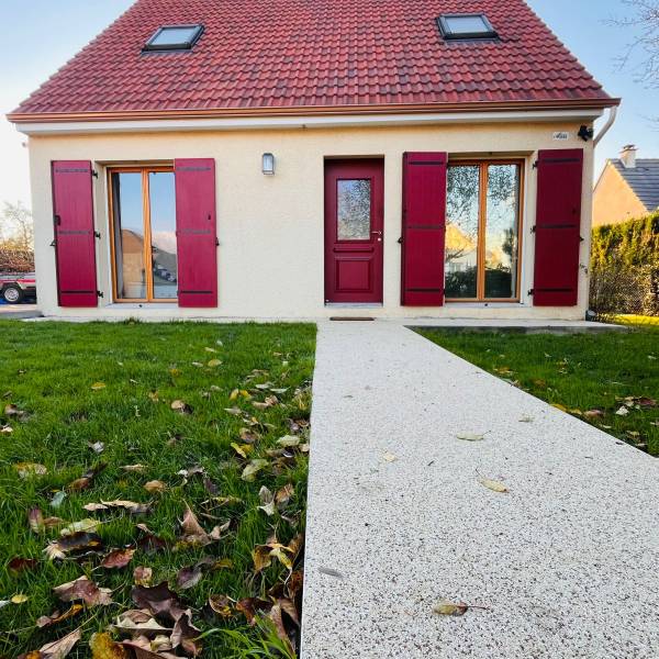 Installation de volets battants aluminium rouge sur mesure à Crestot par LEROY FERMETURES