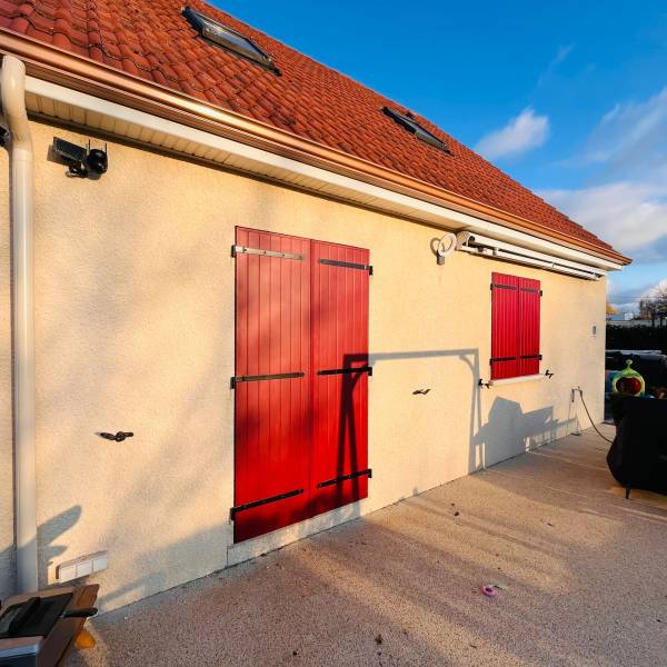 Volets battants aluminium DC SOLUTIONS coloris rouge 3004 fine texture en Normandie