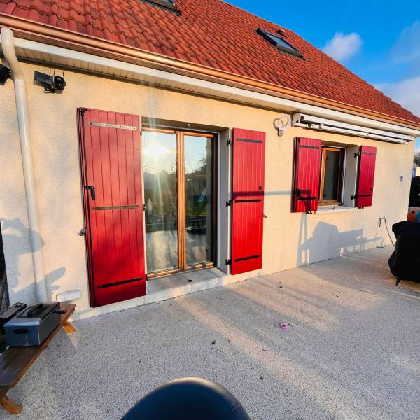 Porte d’entrée aluminium ZILTEN rouge 3004 installée à Crestot