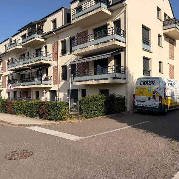 Installation d’un store banne BATISTORE Monobloc Classic motorisé SOMFY gris anthracite sur balcon en copropriété au Neubourg.