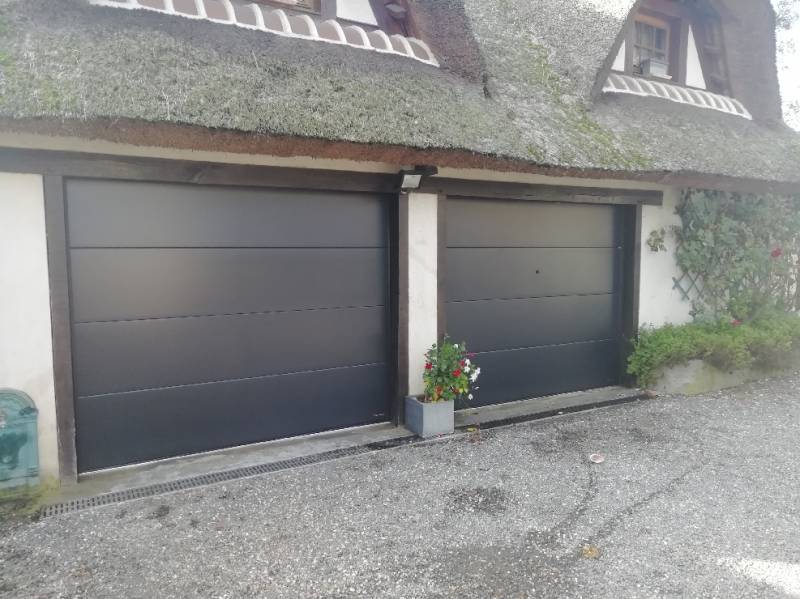 Fournitures et pose de deux nouvelles porte pour cette belle petite chaumière en Normandie par Leroy Fermetures