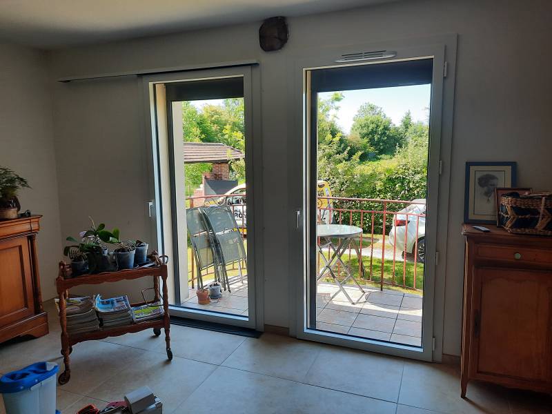     Chantier de menuiseries aluminium PVC coulissant et volets roulants solaires PROFALUX près du Neubourg en Normandie
