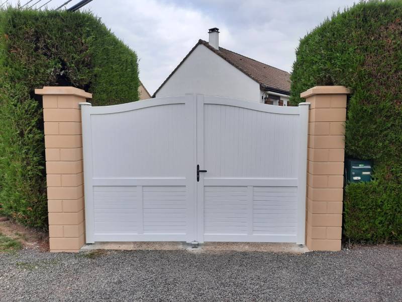 Réalisation LEROY FERMETURES portails et menuiseries autour du Neubourg