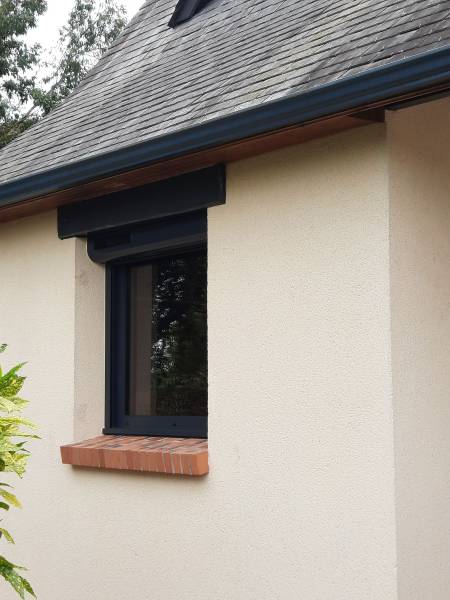 Volets roulants solaires SOMFY gris anthracite 7016 sur maison normande au Neubourg