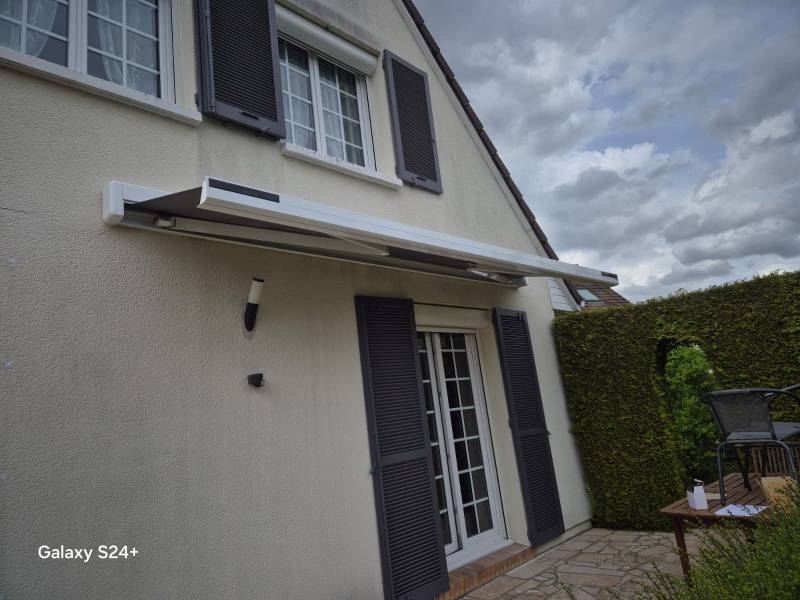 Store motorisé autonome avec panneaux solaires au Neubourg