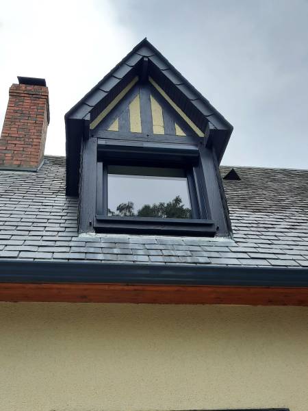 Équipe LEROY FERMETURES installant fenêtres aluminium au Neubourg