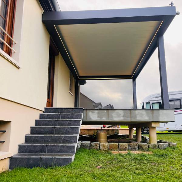 Prise électrique et enceintes Bluetooth intégrées dans poteau pergola WINSOL