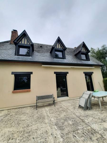 Maison rénovée avec menuiseries aluminium et volets roulants au Neubourg