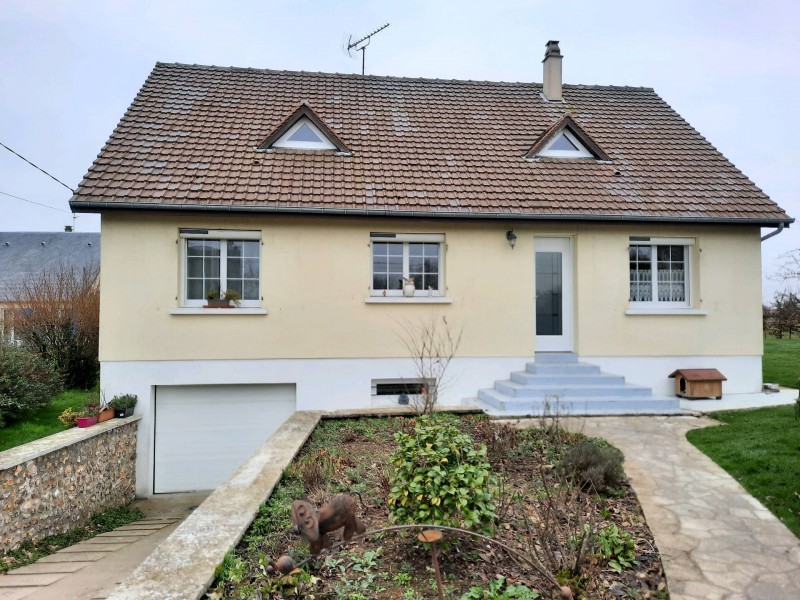 Porte d'entrée de Bel'm en acier avec ce beau vitrage posé proche de conches en ouche 27190 par Leroy Fermetures de Le Neubourg 27.