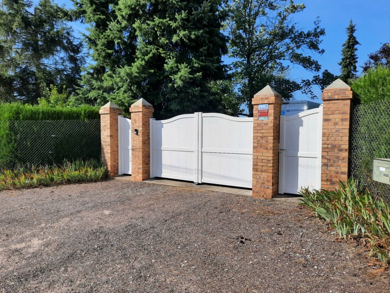Fourniture et pose d'un portail avec portillon Alu sur la commune de Conches en Ouche par Leroy Fermetures (27)