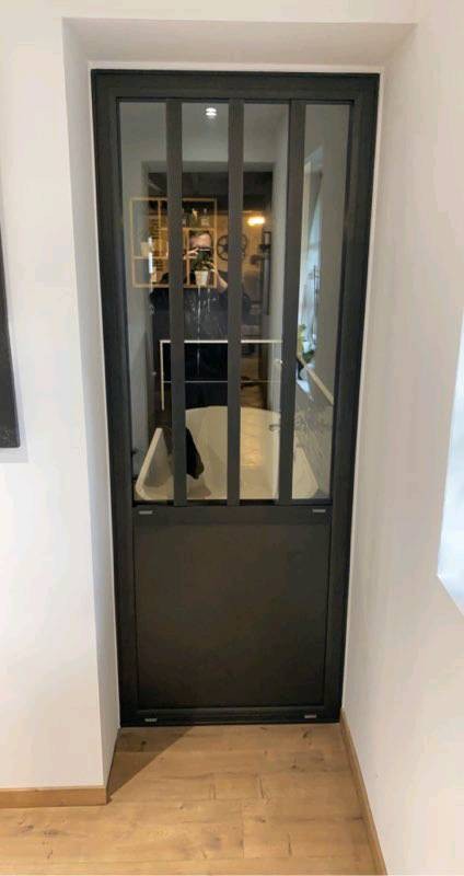 Pose porte-fenêtre Aluminium noire style industriel sur mesure de marque FPEE sur le secteur du Neubourg