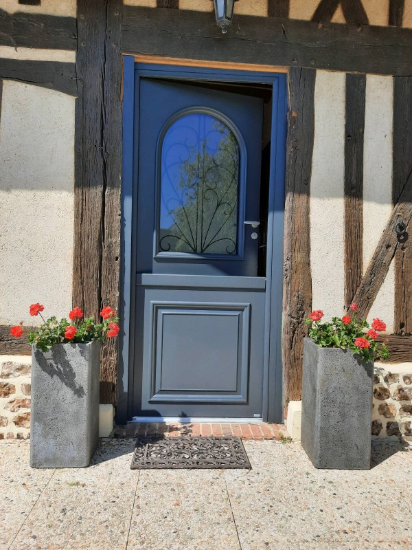 Porte d'entrée  - Isolation Service - Menuiserie,  pose de fenêtres PVC, Bois, aluminium à Nassandres en Normandie (27) par Leroy Fermeture.