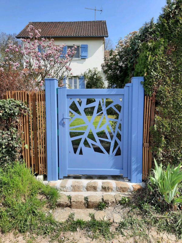 Pose portail Aluminium couleur bleu ral 5014 avec tôle découpée laser de 3mm. Iville proche de Le Neubourg