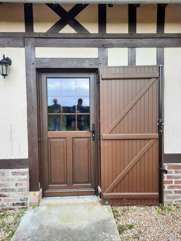 Pose de menuiseries bois pour cette petite maison Normande proche du Neubourg (27110) par Leroy Fermetures