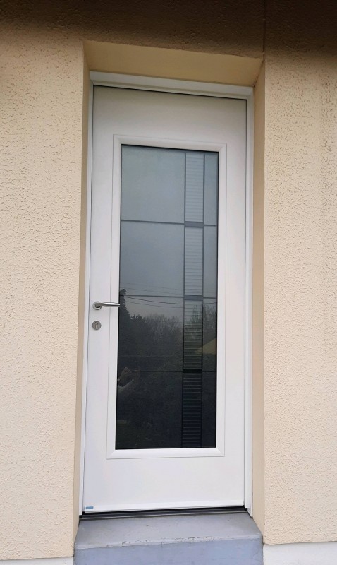 Porte d'entrée de Bel'm en acier avec ce beau vitrage posé proche de conches en ouche 27190 par Leroy Fermetures de Le Neubourg 27.