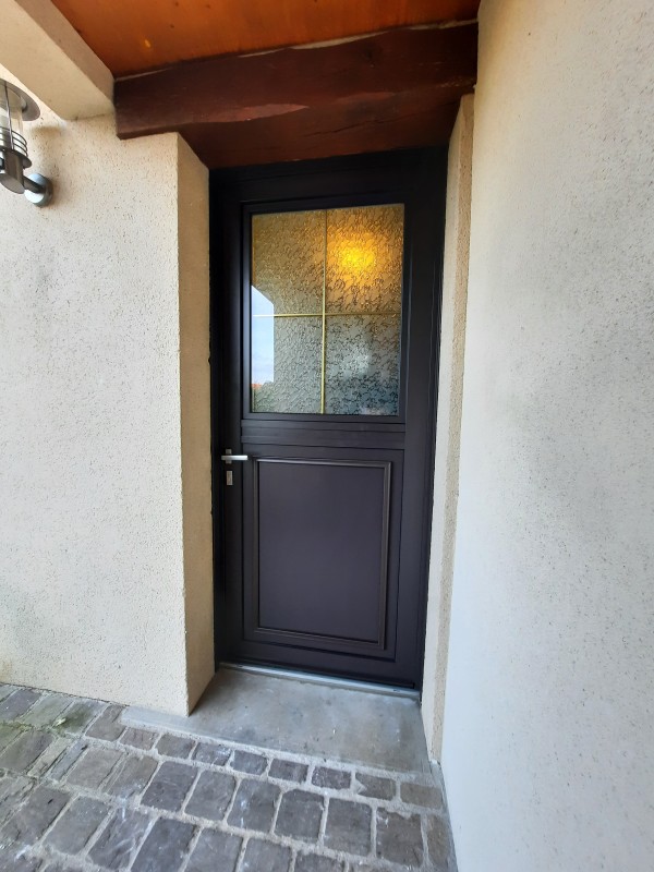 Pose d'une porte Mixte Bois/Alu sur Rouen par Leroy Fermetures