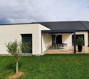 Pergola entre 2 murs avec toiture rigide et puit de lumière monté par Leroy Fermetures (27)