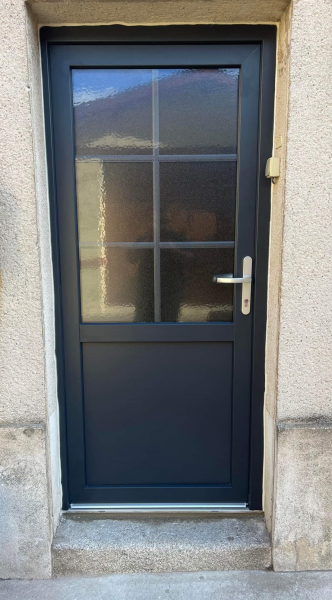 Remplacement porte d'entrée en bois par une porte en PVC proche d'Evreux (27)